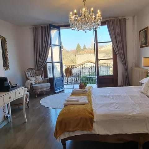 Bed, Balcony/Terrace, Living room, Photo of the whole room, Bedroom