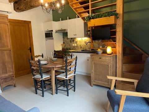 Kitchen or kitchenette, Living room, Dining area, stove