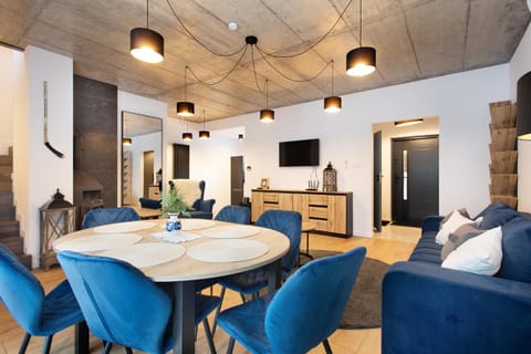 TV and multimedia, Living room, Seating area, Dining area