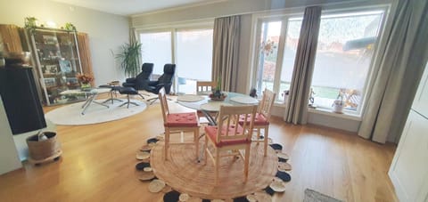 TV and multimedia, Living room, Seating area, Dining area