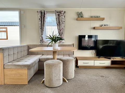 Communal lounge/ TV room, TV and multimedia, Living room, Seating area, Evening entertainment
