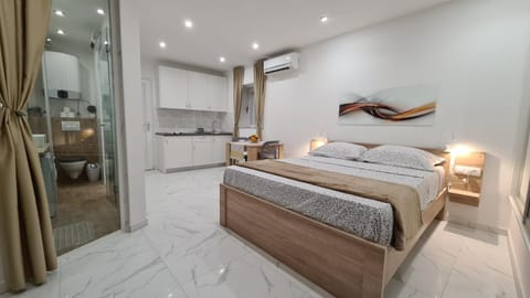 Bed, Kitchen or kitchenette, Living room, Seating area, Bedroom, towels