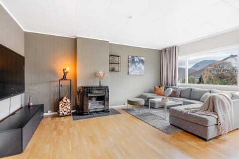 Communal lounge/ TV room, Natural landscape, TV and multimedia, Living room, Seating area, Evening entertainment, Mountain view