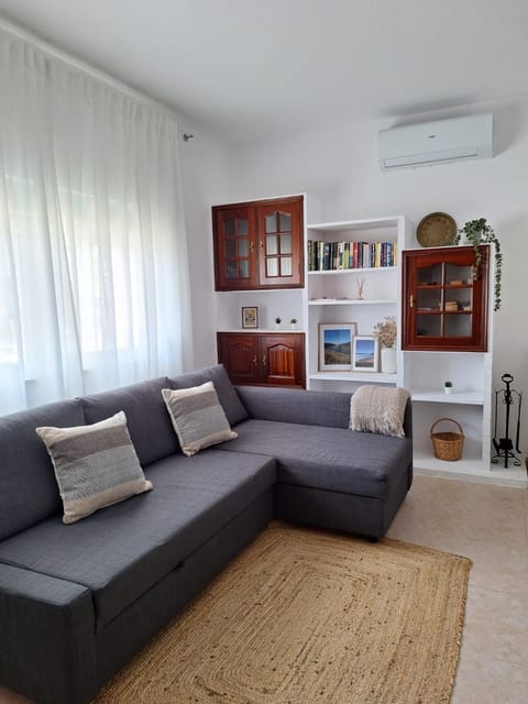 Communal lounge/ TV room, Library, Decorative detail, air conditioner