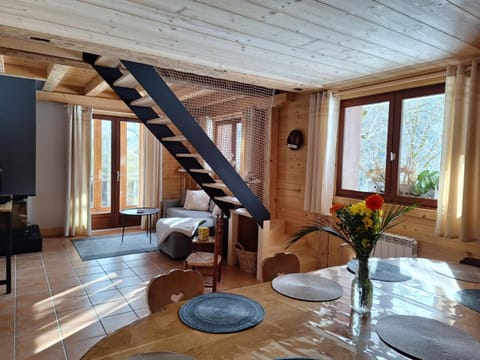 Communal lounge/ TV room, Dining area, Mountain view