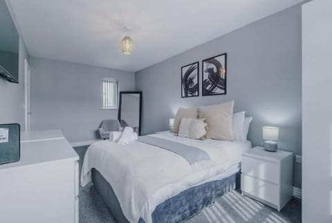 Lux 3 Bed 10 mins from Centre - Parking & Netflix House in Manchester