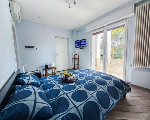 Bed, TV and multimedia, Photo of the whole room, Bedroom, air conditioner