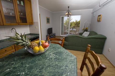 Kitchen or kitchenette, Living room, Seating area, Dining area, Food