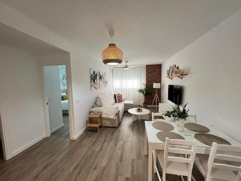 TV and multimedia, Living room, Seating area, Dining area
