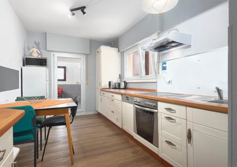 Coffee/tea facilities, Kitchen or kitchenette, Food and drinks, Other, Decorative detail, Seating area, Dining area, Food, Quiet street view, Inner courtyard view, dishwasher, furniture, heating, internet, microwave, oven, soundproof, storage, stove, toaster, kitchen