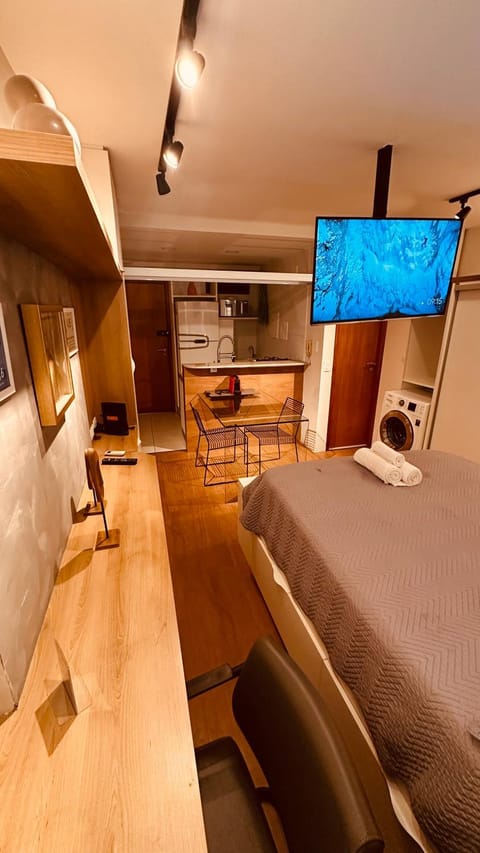 Bed, TV and multimedia, Dining area, Bedroom