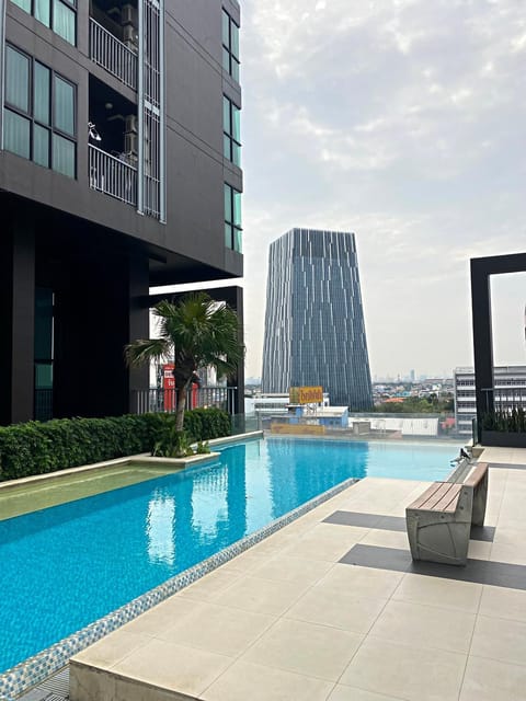 Property building, Day, Pool view, Swimming pool, Swimming pool, sunbed