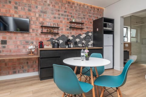 TV and multimedia, Kitchen or kitchenette, Dining area, minibar, oven