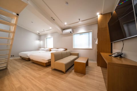 Communal lounge/ TV room, Bed, TV and multimedia, Photo of the whole room, Bedroom, air conditioner