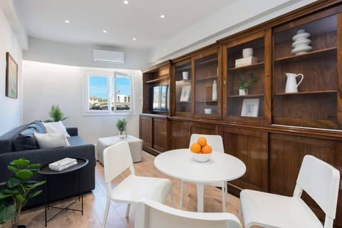 TV and multimedia, Living room, Seating area, Dining area, air conditioner