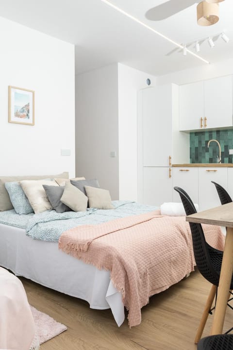 Bed, Kitchen or kitchenette, Living room, Photo of the whole room, Seating area, Bedroom