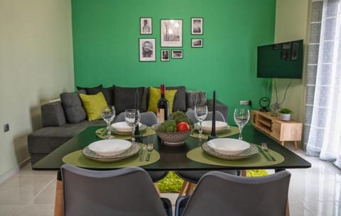 TV and multimedia, Living room, Seating area, Dining area, Food, Drinks