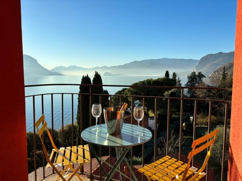 Balcony/Terrace, Lake view, Mountain view