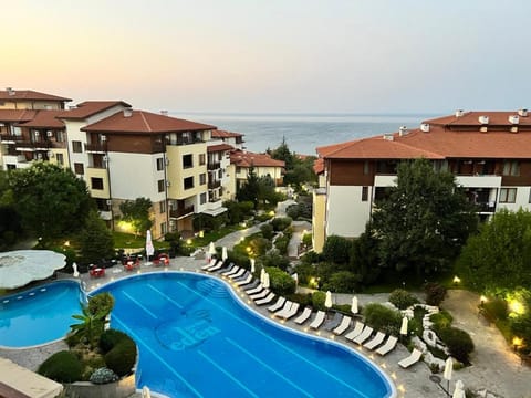 Day, Swimming pool