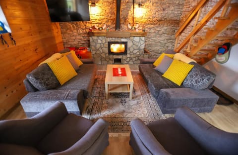 Communal lounge/ TV room, TV and multimedia, Living room, Seating area, flat iron