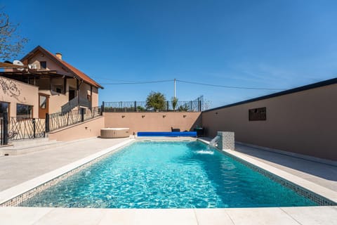 Day, Pool view