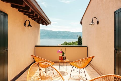 Balcony/Terrace, Lake view