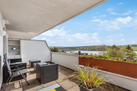 Day, Natural landscape, View (from property/room), Balcony/Terrace, Seating area, Lake view
