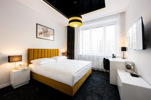 Bed, TV and multimedia, Photo of the whole room, Evening entertainment, Bedroom