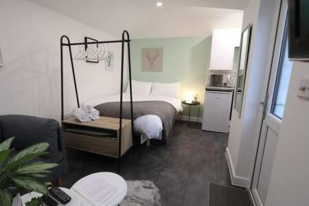 The Snug- Studio in Portishead with Parking Apartment in Portishead