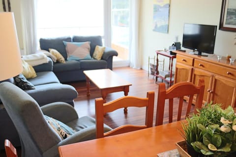 TV and multimedia, Seating area, Dining area