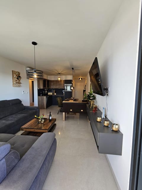Communal lounge/ TV room, TV and multimedia, Kitchen or kitchenette, Living room, Seating area, Dining area