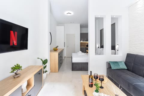 Bed, TV and multimedia, Living room, Food and drinks, Photo of the whole room, Seating area, Evening entertainment, Bedroom, Drinks, Alcoholic drinks