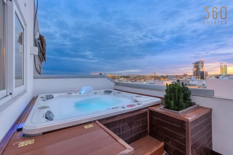 Natural landscape, Hot Tub, View (from property/room), Balcony/Terrace, City view, Pool view, Swimming pool, Bath