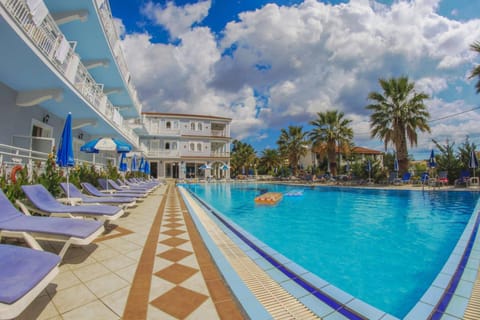 Property building, Day, Pool view, Swimming pool, sunbed
