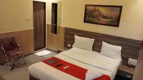 Bed, Living room, Photo of the whole room, Seating area, Bedroom