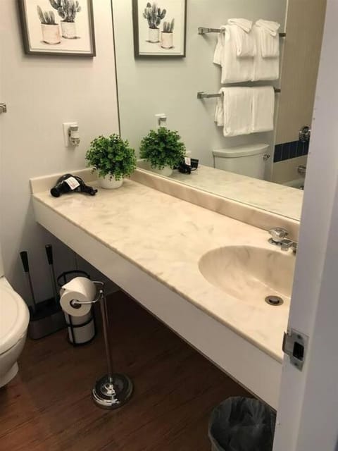 Cute Lower Level Cedar Lodge Room with Balcony & Lake Views! Apartment in Laconia