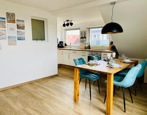 Kitchen or kitchenette, Seating area, Dining area, Food