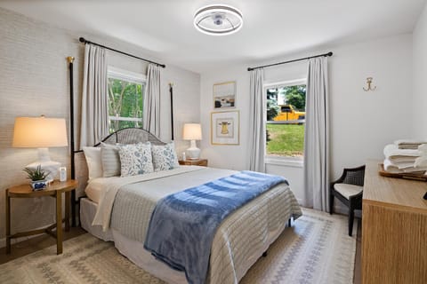 Charming Family Home Sleeps 8 near DC, Historic Old Town VA, & National Harbor House in Belle Haven