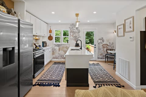 Charming Family Home Sleeps 8 near DC, Historic Old Town VA, & National Harbor House in Belle Haven