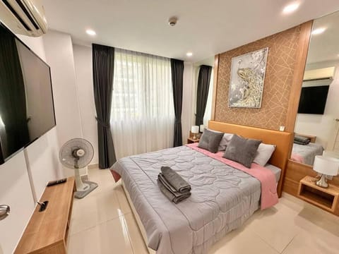 Bed, TV and multimedia, Bedroom