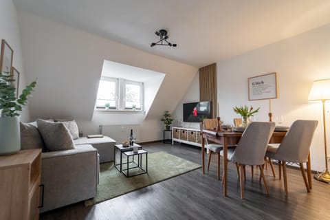 TV and multimedia, Living room, Photo of the whole room, Seating area, Dining area