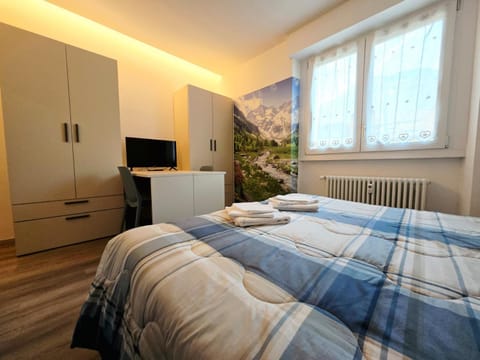 Bed, TV and multimedia, Photo of the whole room, Bedroom