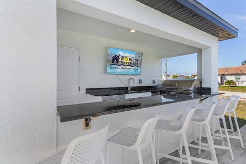 IMPECCABLE Gulf Access, Dock w/Tiki Bar, Outdoor Kitchen,AND AND AND - Villa Nautical Paradise House in Cape Coral