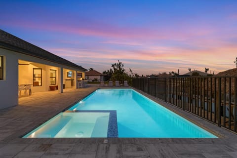 IMPECCABLE Gulf Access, Dock w/Tiki Bar, Outdoor Kitchen,AND AND AND - Villa Nautical Paradise House in Cape Coral