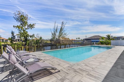 IMPECCABLE Gulf Access, Dock w/Tiki Bar, Outdoor Kitchen,AND AND AND - Villa Nautical Paradise House in Cape Coral