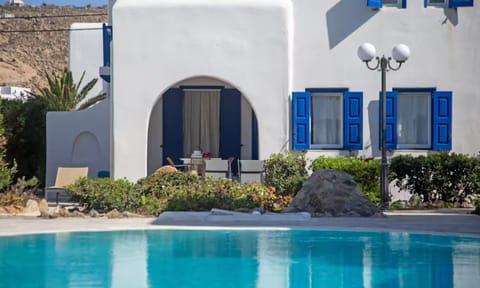Property building, Day, Swimming pool, sunbed