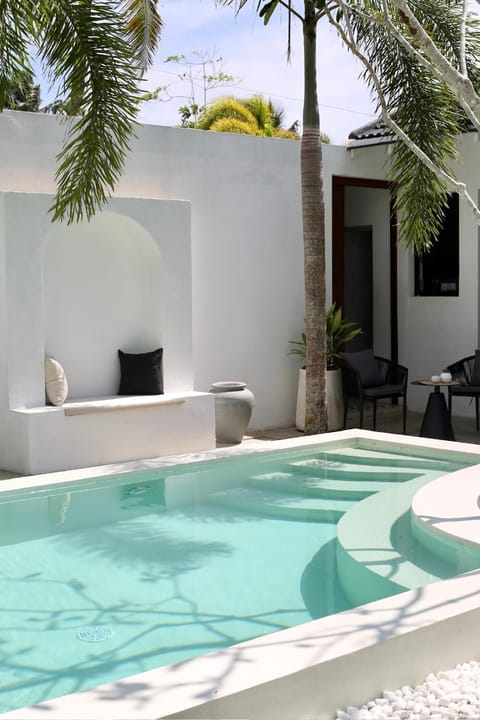 Day, Swimming pool