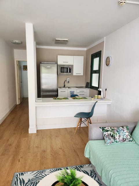 Kitchen or kitchenette, Photo of the whole room, minibar