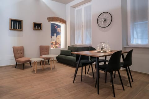 Living room, Seating area, Dining area, locker