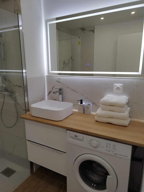 Shower, Bathroom, towels, washing machine